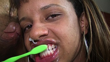 Cris Lira faz Anal intenso e escova os dentes com porra.