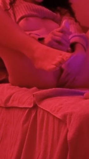 I SQUIRT ON MY FEET While I Masturbate in Front of the Mirror – Girlfriend 100% Amateur Italian