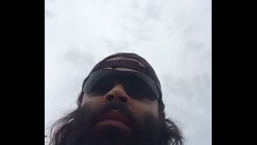 Esvaziando os testiculos no banheiro qu&iacute_mico.