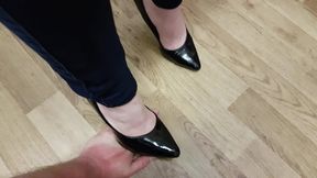 Chelsea's 2 Pairs Of Shoes Stepping On Hands & Fingers (4K)