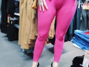 Leggings rose qui moule la chatt et les fesses en public