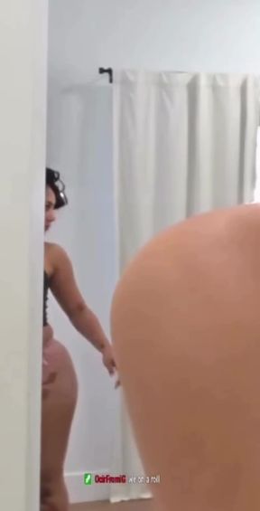 Amateur teen shows off her big booty in homemade video