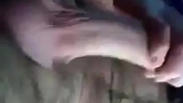Batendo punheta no banco de trás do ônibus com risco de flagra