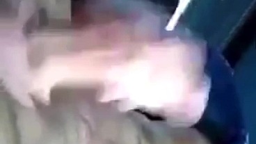 Batendo punheta no banco de trás do ônibus com risco de flagra