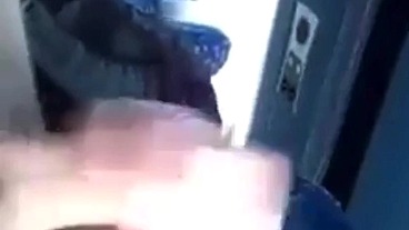 Batendo punheta no banco de trás do ônibus com risco de flagra