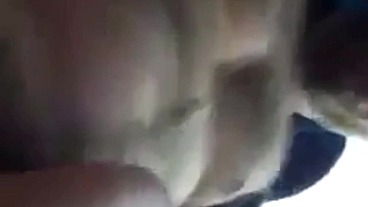 Batendo punheta no banco de trás do ônibus com risco de flagra