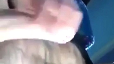 Batendo punheta no banco de trás do ônibus com risco de flagra