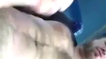 Batendo punheta no banco de trás do ônibus com risco de flagra