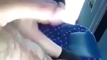 Batendo punheta no banco de trás do ônibus com risco de flagra