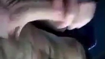 Batendo punheta no banco de trás do ônibus com risco de flagra