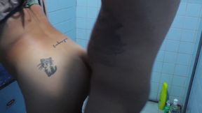 Sorprendí a mi hermanastro masturbandose con mis bragas!!