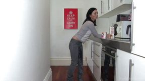 Grey jeans in the kitchen