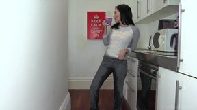 Grey jeans in the kitchen
