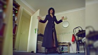 Brunetka MILF s velkými prsy Sarah Beattie v punčochách, vysoké podpatky prdeli v drsném análním gangbang