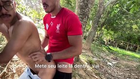 COMI O NOVINHO ATR&Aacute_S DAS &Aacute_RVORES