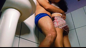 Fodendo com a mulher no banheiro da festa de carnaval!