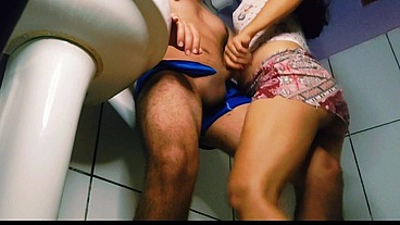 Fodendo com a mulher no banheiro da festa de carnaval!