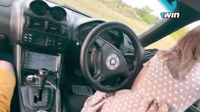 Попросил девушку подвезти и дал ей подержать член.