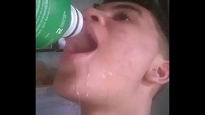 NORDESTINO SAFADO BEBENDO l&iacute_quido suspeito (AGUA)