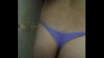 Paja con la tanga puesta y oliendo la calza sucia de m&iacute_ se&ntilde_ora