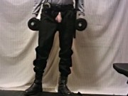 PESO MUERTO RUMANO-MOSTRANDO POLLA Y CON UNIFORME VS