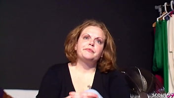 REIFE DEUTSCHE HAUSFRAU BEIM WICHSEN VON JUNGEN TYPEN GEFILMT