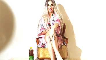 The blonde Ariel Ortiz eats her delicious chocolate, while showing her delicious naked body
