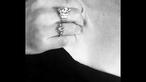 Je nourrie ma poitrine en me massant les seins avec du beure de karit&eacute_ Et ...