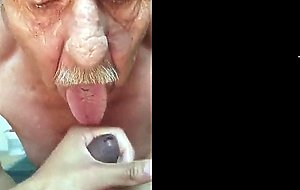 Senior lutscht einen jungen Latino