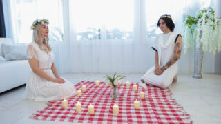 Elias Cash folla a la madura rubia tetona Angelica Coralvine antes de llenar su apretado agujero con una corrida abundante.