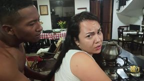 Rioc le enseña a Anita como utilizar el meson de la cocina