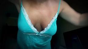 Hot mature woman with natural saggy breasts bouncing freely