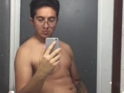 Verga grande en frente del espejo de baño público no consiguió erección después de venirse dos veces