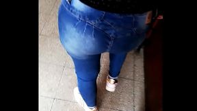 Morra culona en rico jean ajustado