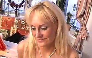 Blond dansk hustru