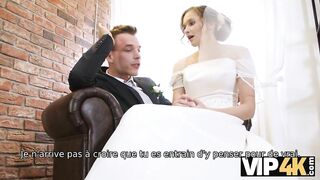 VIP4K. Beauté En Robe De Mariée Suce Une Bite D'étrangers et Se Fait Baiser