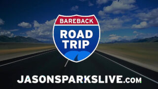 Os universitários Jordan Starr e Jason Sparks dão uma surra de pau no tatuado Spencer Daley sem camisinha, com sexo oral intenso e lambidas profundas na garganta.