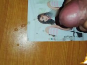 virgen masturbándose con foto de Ariana Marie