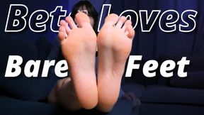 Beta Loves Bare Feet