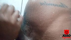 jovem gosta de gozar dentro da buceta da preta no banheiro - joao o safado