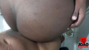 jovem gosta de gozar dentro da buceta da preta no banheiro - joao o safado