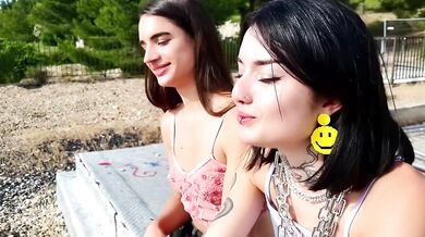 Les étudiantes take it in the park when skinny brunettes get pierced