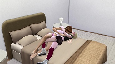Duas amigas se pegam após guerra de travesseiro. The Sims 4