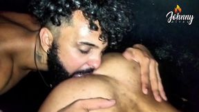 liberando o cuzao pros amigos na foda a tres na cabine do clube