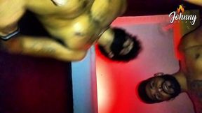 liberando o cuzao pros amigos na foda a tres na cabine do clube