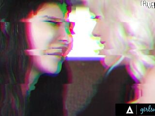 GIRLSWAY - Chanel Camryn Has Romantic Sex With Charming Scarlett Alexis On Piano - SPANISH SUBTITLES