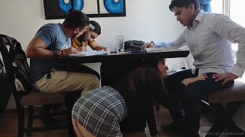 Alumnos aprovechan que la maestra se pone caliente y se la follan todos Gangbang (1/2)