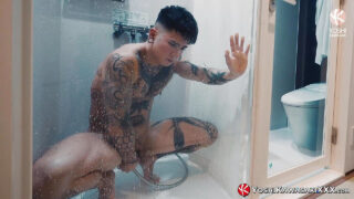 Masturbatie, groot seksspeeltje – jonge getatoeëerde Japanner Yoshi Kawasaki in anale seks met piercings