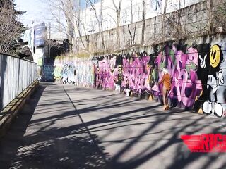 Stridere - Rosario Gallardo passeggia nuda in strada a Milano