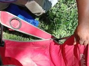 Mi amigo y yo le chupamos la enorme y gruesa verga a mi vecino en un monte